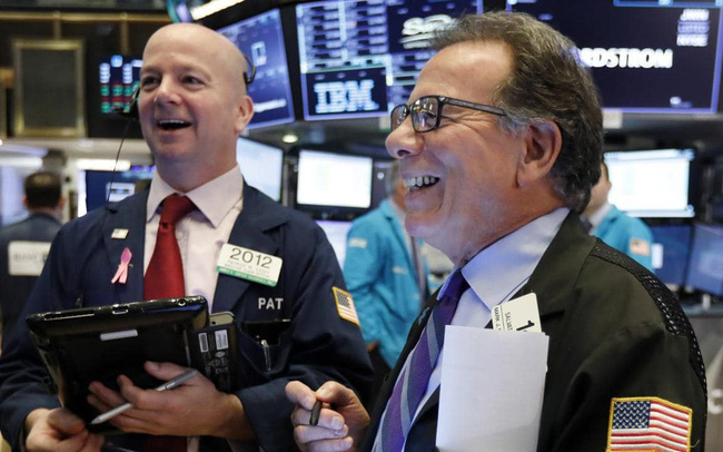 Nhà đầu tư “thở phào” khi kết thúc một tháng đầy biến động, chứng khoán Mỹ được bao trùm bởi “sắc xanh”
