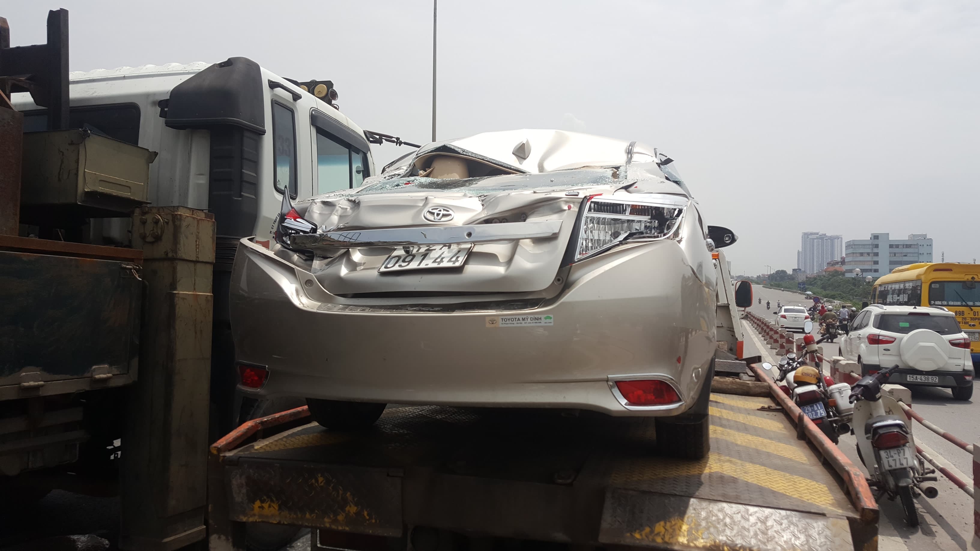 Tai nạn liên hoàn 6 ô tô: Xe tải lật đè xe con, cầu Thanh Trì ùn dài