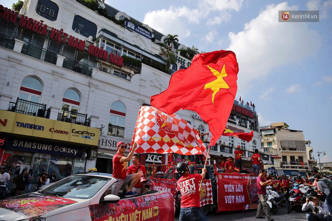 Nhiều giờ trước trận cầu kịch tính Việt Nam gặp Malaysia, hàng trăm cổ động viên đã ‘nhuộm đỏ’ hàng loạt tuyến đường Hà Nội